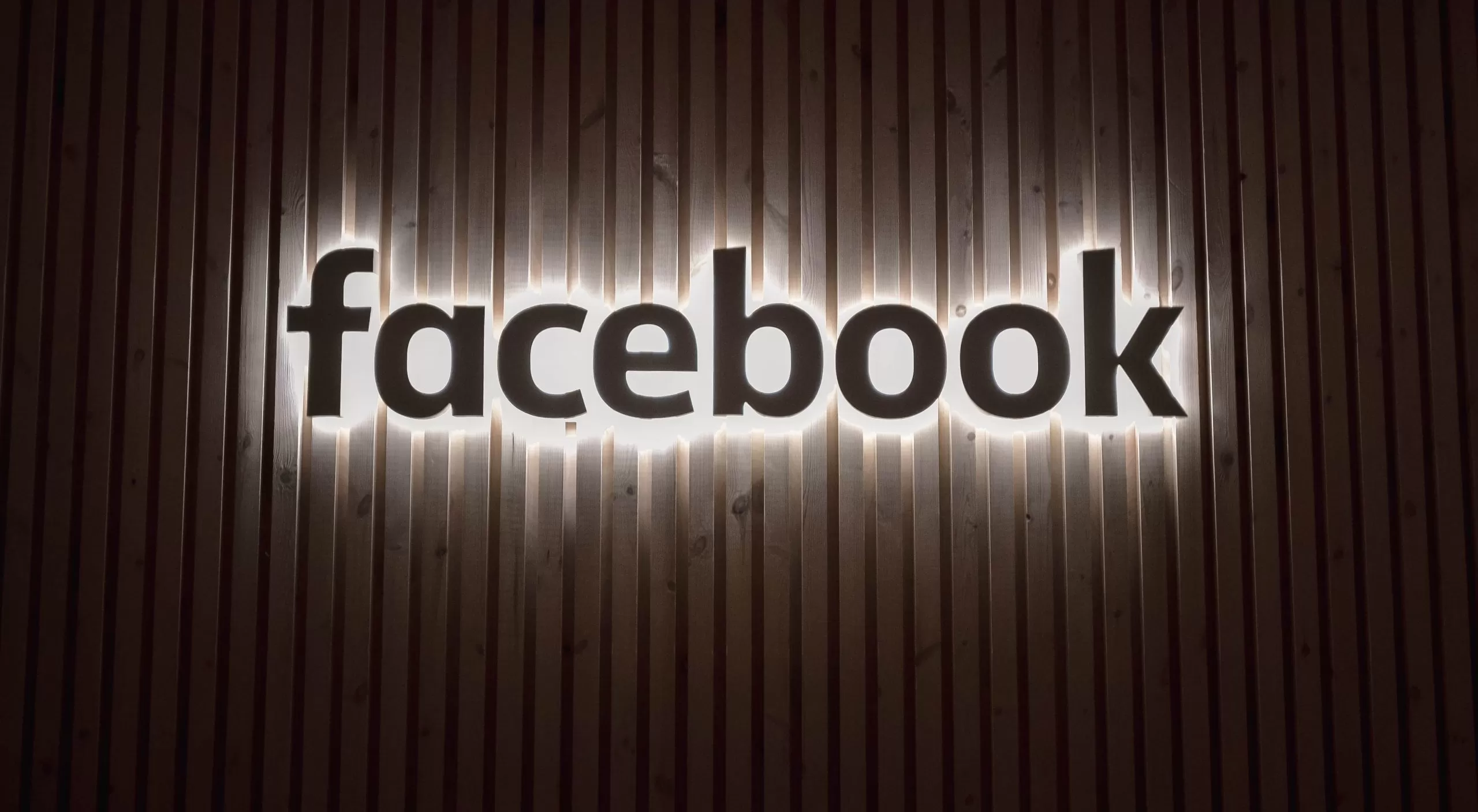 quang cao du lich tren facebook